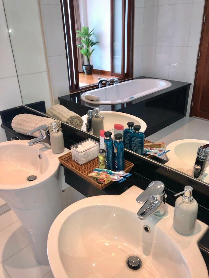 D-Lux 4 Bed Beachfront Apartment With Sea View Cape Panwa Bagian luar foto