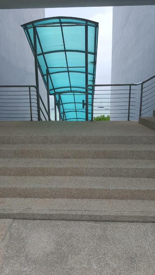 D-Lux 4 Bed Beachfront Apartment With Sea View Cape Panwa Bagian luar foto